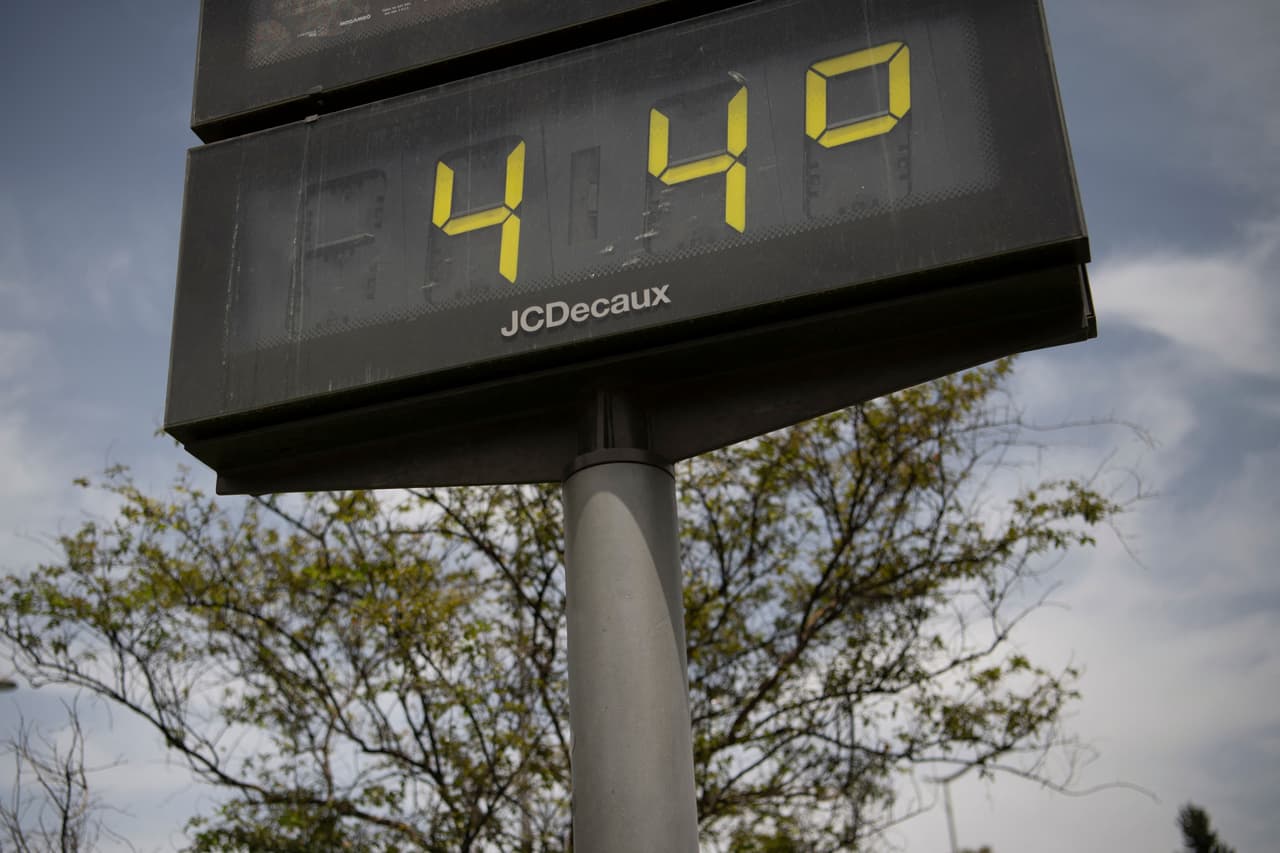 El marcador de la foto muestra la temperatura de este viernes 22 de julio de 2022 en Sevilla, España.