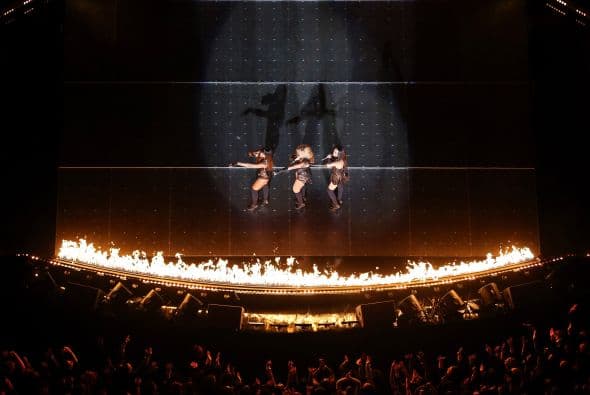 Ni el mejor guionista de Hollywood hubiese podido escribir un libreto mejor que el Super Bowl 2013. Con lágrimas, risas, entretenimiento, estupor, suspenso, miedo y mucha emoción, este Super Bowl “tuvo de todo un mucho”. El coro de la escuela de Newtown que sufrió en diciembre una matanza que conmocionó al mundo, con 26 niños de la escuela primaria Sandy Hook, abrió la ceremonia previa al partido con la canción "America The Beautiful", al lado de la actriz y cantante Jennifer Hudson. Los estudiantes llevaban lazos verdes en homenaje a los 20 niños y 6 adultos asesinados en Sandy Hook el pasado 14 de diciembre, y durante su actuación muchos de los jugadores y espectadores apenas pudieron contener las lágrimas. Después le tocó el turno a Alicia Keys, quien al piano y con un sexy vestido rojo de tirantes interpretó el himno nacional estadounidense, agregando algunas palabras en la estrofa final, ante el estupor de algunos. La actuación musical del descanso, la más esperada siempre, correspondió este año a Beyoncé y llegó precedida de la polémica después de que la estrella admitiera que cantó el himno nacional en falso directo, sobre una canción pregrabada, durante la ceremonia de la segunda investidura presidencial de Barack Obama. La artista con mucha fuerza y sin dejar de bailar sobre un escenario con fuegos artificiales y luces con la forma de su rostro y su larga melena, vistiendo un conjunto de cuero negro de Rubin Singer, con guantes a juego y botines de tacón, y acompañada de más de 100 bailarines repasó algunos de sus éxitos como "Love on Top", "Crazy in Love", "Baby Boi" y "Till the End of Time". Se unieron a ella después Kelly Rowland y Michelle Williams, sus compañeras en el ya disuelto grupo Destiny's Child y vestidas también de negro. Las tres cantaron y bailaron sincronizadas "Independent Woman" y "Single Ladies (Put A Ring On It)". En el tercer cuarto del partido se produjo un inesperado apagón, que duró 34 minutos, y que fundió a negro las televisiones de millones de hogares en todo el país y dejó en blanco a los presentadores de la cadena CBS, la encargada de la retransmisión. Con cada bloque de treinta segundos de publicidad vendido a un precio de entre 3,7 y 3,8 millones de dólares, los dos anuncios de Chrysler estuvieron entre los mejores, según un sondeo realizado por The Wall Street Journal a ejecutivos publicitarios y espectadores, pero según USA Today el primer lugar correspondió a Budweisser. También fueron muy comentados en Twitter los de Taco Bell y Doritos, en una noche en la que rostros conocidos como los actores de comedia Amy Poehler ("Parks and Recreation"), Tracy Morgan ("30 Rock") y Kaley Cuoco ("The Big Bang Theory"), y la modelo Bar Refaeli se colaron en algunos de los anuncios.