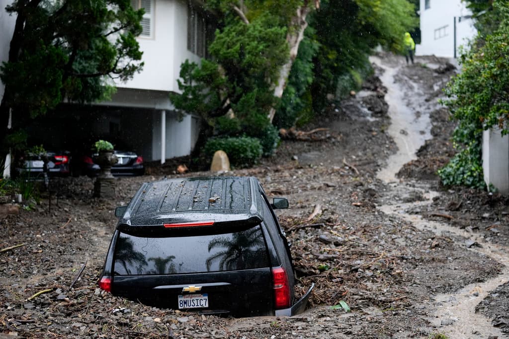 La tormenta que impacta desde este domingo el sur de California, no discrimina. En Beverly Crest, donde las mansiones están valoradas en millones de dólares, este lunes se reportó un deslave que enterró vehículos en fango y causó que 1 millón de abonados perdieran el servicio de energía eléctrica.