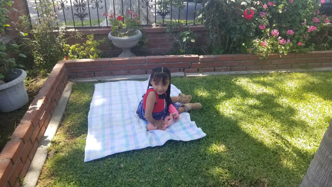 Si bien la movilidad de la niña es limitada a una silla de ruedas, no pierde las esperanzas de poder caminar algún día con la ayuda del tratamiento que recibe.