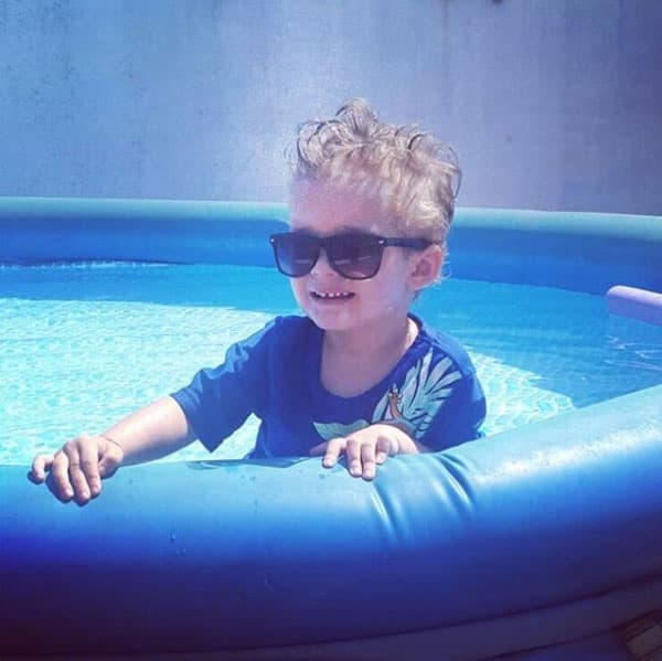 ¿A poco no es todo un galán? Esos lentes de sol le van muy bien.