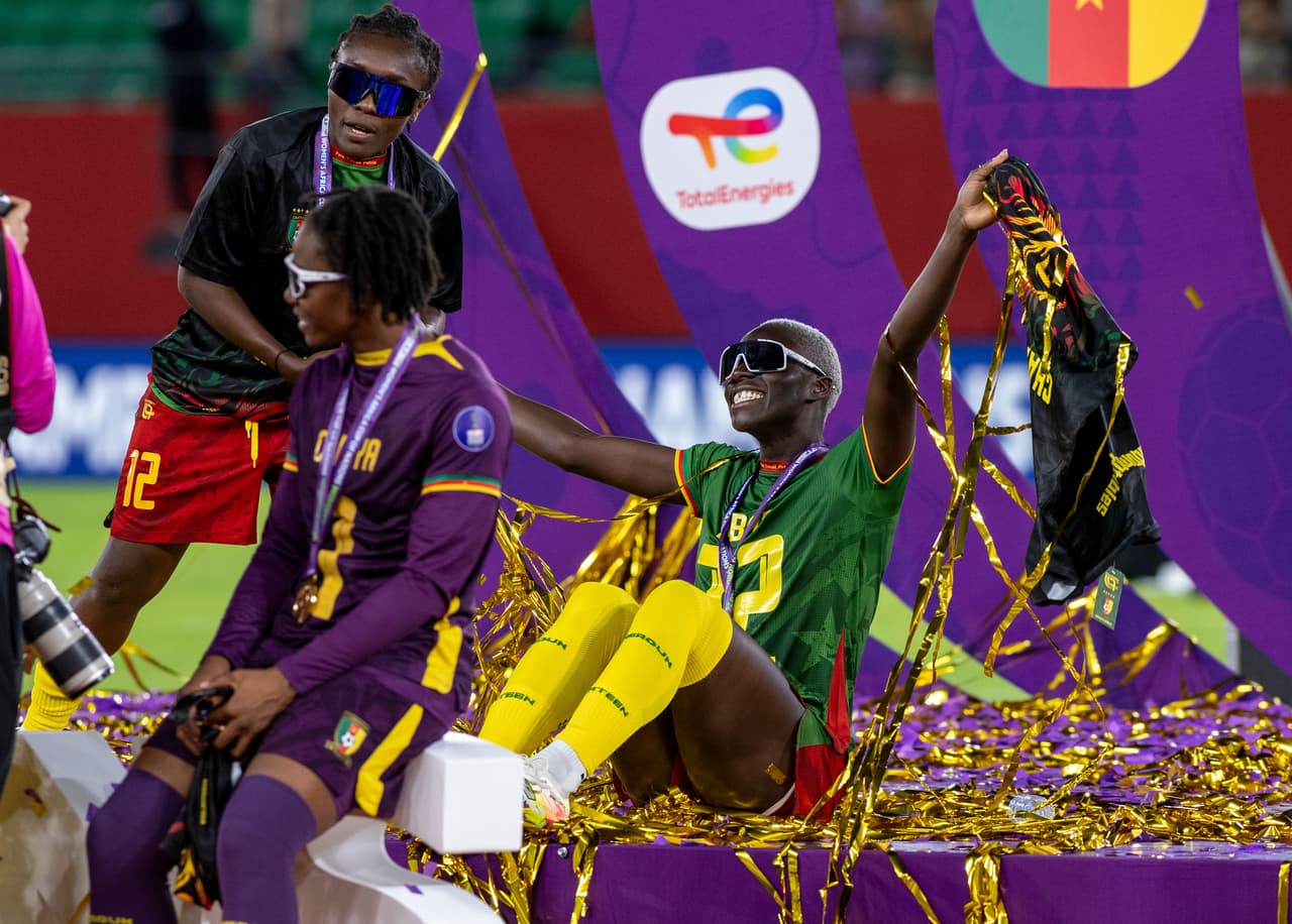 Las jugadoras de la selección femenina de fútbol de Camerún celebran su victoria en la final de la Copa Africana de Naciones Femenina 2026 contra Malawi, en Rabat, Marruecos, el domingo 16 de agosto de 2026.