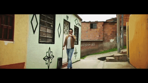 Bailando entre las calles para el mismo video.
