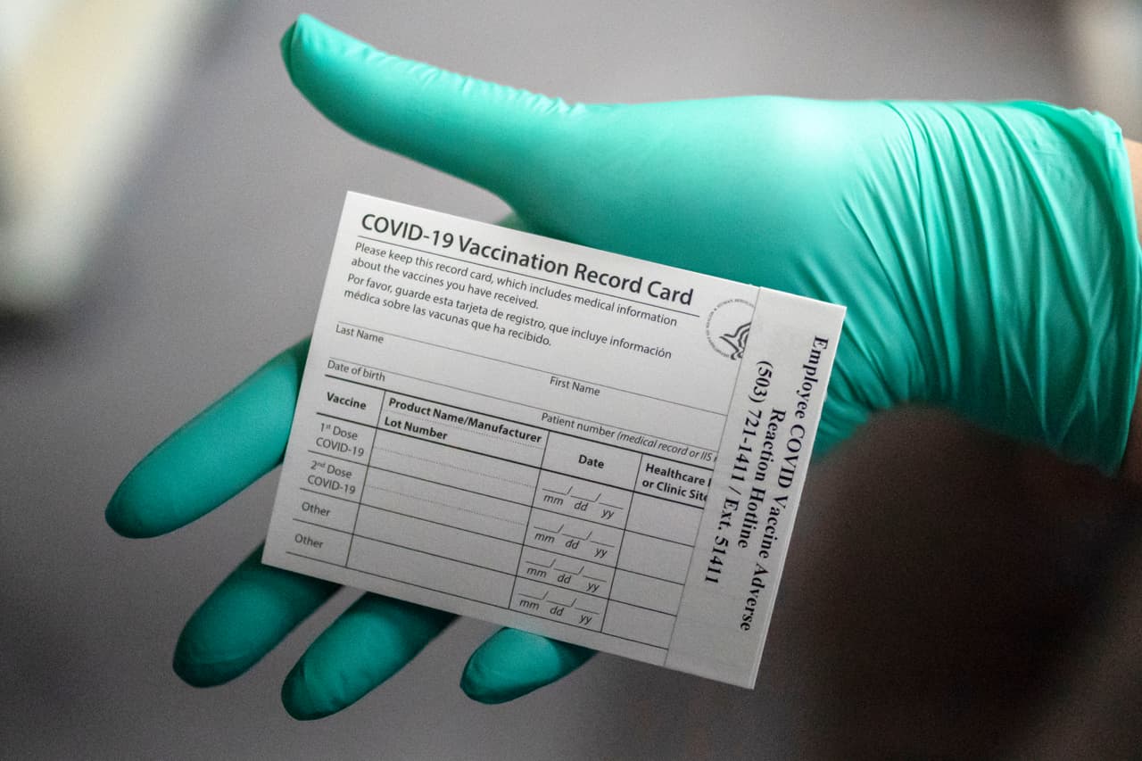 No compartas tu tarjeta de la vacuna contra el coronavirus en las redes sociales, alertan expertos