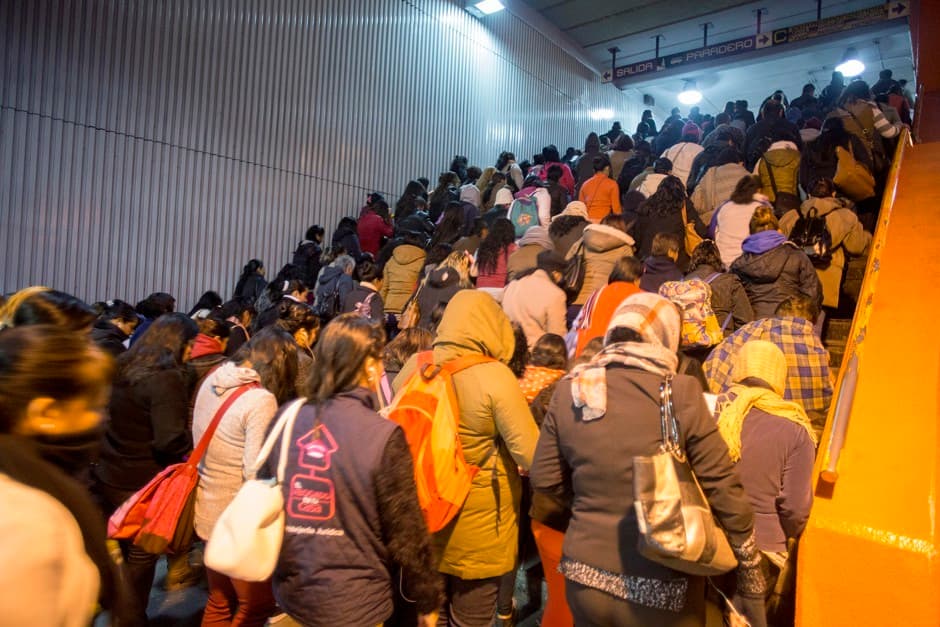 Gente viajando al trabajo por el transporte público de Ciudad de México.