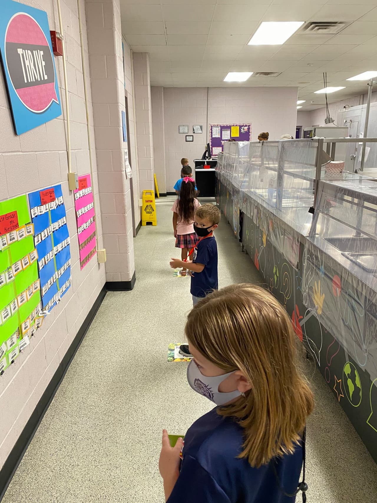 De acuerdo con el distrito, se ha estado planificando un protocolo de seguridad durante semanas. En cada escuela, hay estaciones de desinfectante de manos en las entradas, así como letreros que preguntan si estás lo suficientemente bien para asistir a la escuela.