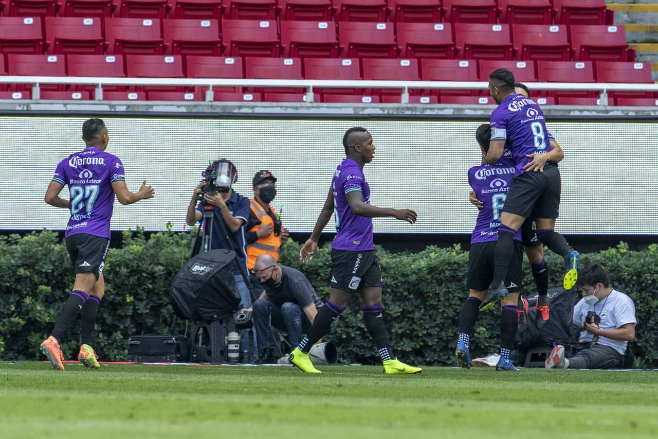 Nico Díaz (4’) aprovechó un rechace de Gudiño para enviar el balón al fondo del arco.