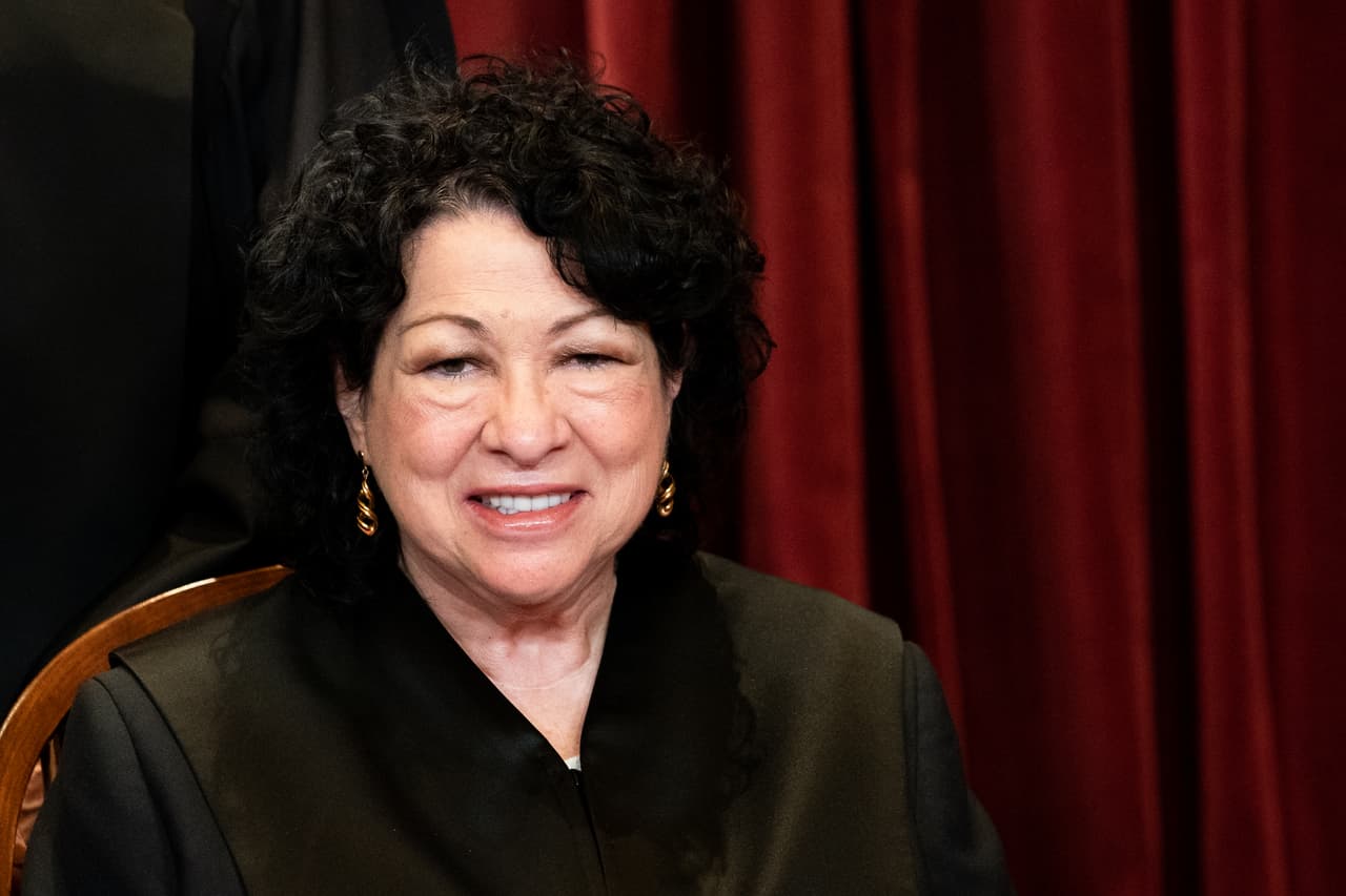 <b>Sonia Sotomayor, nacida en 1954.</b> Su tendencia es liberal. Es la primera latina y la tercera mujer en ocupar un puesto en la corte. Nació en Nueva York, de familia puertorriqueña, y como abogada fue muy activa en la promoción de derechos de comunidades hispanas. Fue propuesta por Barack Obama e integra el tribunal desde el 6 de agosto de 2009.