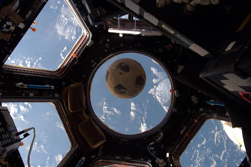 La historia del balón que sobrevivió la tragedia del Challenger y por fin viajó al espacio