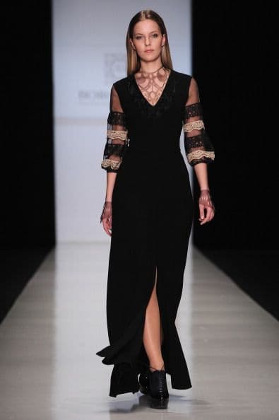 Una manera muy disimulada de llevar las rayas translúcidas es encontrando prendas que las lleven en zonas como las mangas, en donde muy poca piel queda al descubierto.