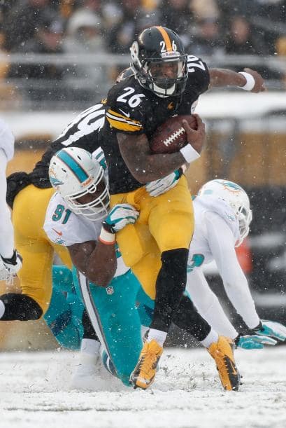 Los fanáticos de los Dolphins ya no hablan de la controversia Incognito/Martin, ni si Ireland o Philbin estarán con el equipo en el 2014, sino que pasan horas calculando… ¡porque tenemos chance de ir a los playoffs! Al principio de la temporada, y sobre todo, después de perder -casi deshonrosamente- contra Tampa Bay y Buffalo, los comentarios sobre Miami eran negativos. Qué si las novatadas, qué si Tannenhill, qué si el running game, qué si la línea ofensiva, que si… qué se yo… Pero ahora, las cosas han cambiado y solo se mencionan las posibilidades que tenemos de jugar en enero. ¡Ay, bendito! Bueno, después de este encontronazo con los portadores de las terribles toallas amarillas, donde salimos vencedores … por media pulgada… 34-28, ya todo me parece posible. Arriba Tannenhill (20 de 33, para 200 yds); arriba Wake and Odrich; arriba Thomas (105 yds, un TD en 16 acarreos); arriba Clay con sus dos TD y arriba Philbin, que mantiene el invicto en la revisión de las jugadas (obtuvo el cambio de “incomplete pass” a TD de Hartline). ¡Arriba, Dolphins, seguimos cuesta arriba!