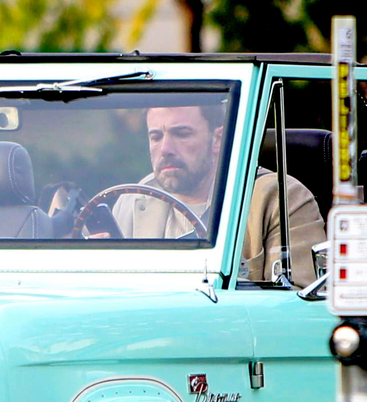 En las imágenes se puede apreciar que trae su teléfono celular en mano mientras conduce.
<br>