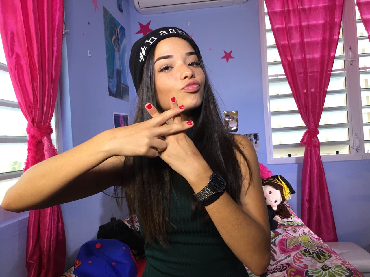 Las gorras y sombreritos son dos cosas que le encantan.