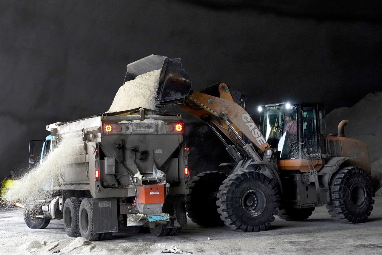 La ciudad de Chicago se preparó con camiones de sal, que se sumaron a las 
<a href="https://www.univision.com/local/chicago-wgbo/dss-despliega-211-barredoras-ante-embate-de-doble-golpe-invernal-en-chicago">barredoras</a> que desplegó para evitar la acumulación de nieve a causa de la doble tormenta invernal que se esperaba.