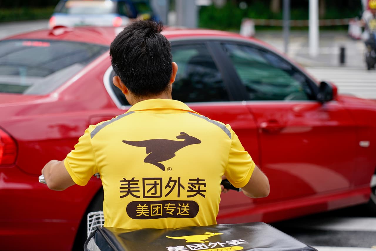 <b>Puesto 4. Meituan</b>
<br>
<br>Aumento del valor de la marca de 2020 a 2021: 119%.
<br>
<br>Valor de la marca en 2021: 52,365 millones de dólares.
<br>
<br>Valor de la marca en 2020: 23,910 millones de dólares.
<br>
<br>Industria: ventas en línea.
<br>
<br>Meituan es una plataforma china de ventas minoristas y servicios de entretenimiento, entregas, viajes y otros servicios.
<br>
<br>“La base de datos del informe Kantar BrandZ Top 100 incluye información de casi cuatro millones de consumidores sobre sus actitudes y relaciones hacia 18,500 marcas en 512 categorías y en 51 Mercados”, explica la investigación.
<br>