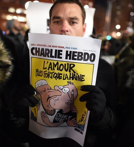 Un hombre sostiene una de las polémicas portadas del Charlie Hebdo en las protestas de Union Square, Nueva York.