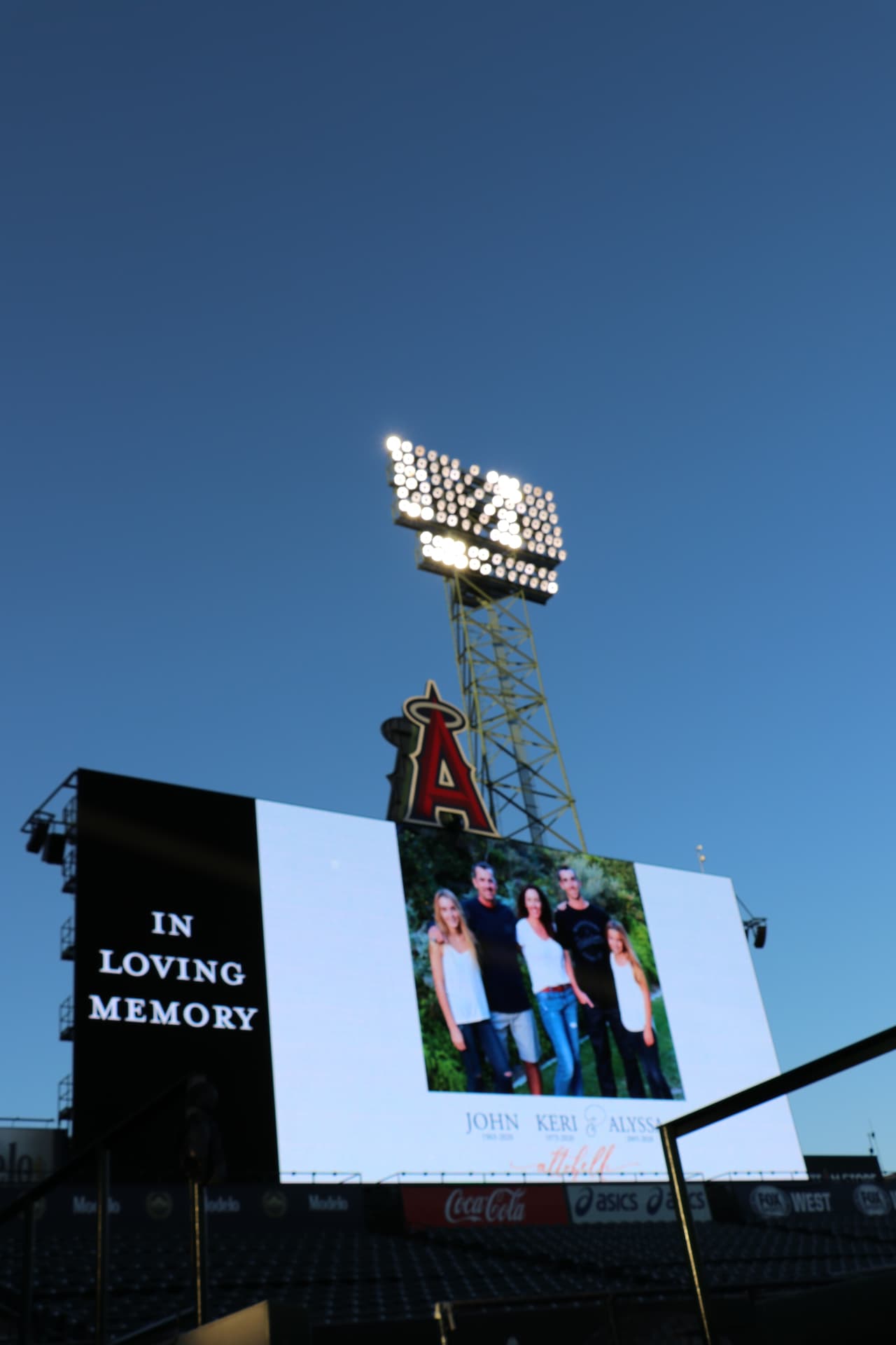 El estadio de 45,000 asientos se convirtió en el lugar apropiado para honrar a una familia con lazos cercanos con el condado de Orange y la comunidad de béisbol.
<br>