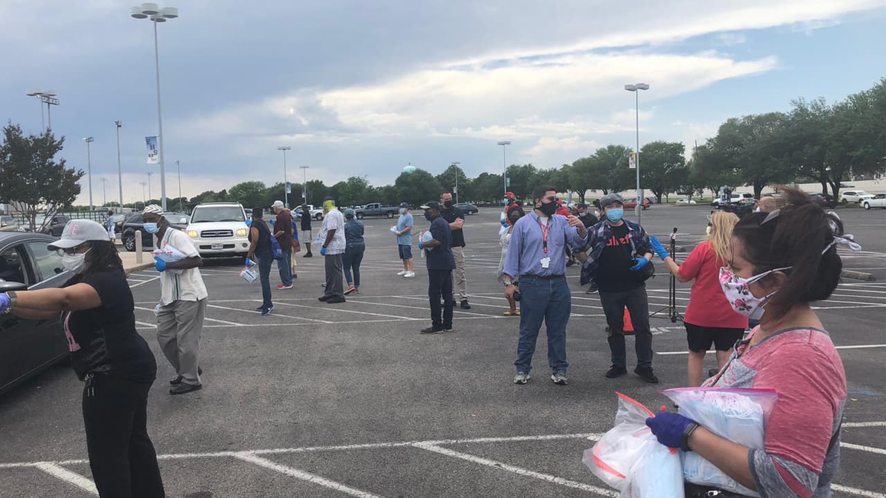 "The Tejano Center" de 8:00 am – 1:00 pm, en 2950 Broadway.