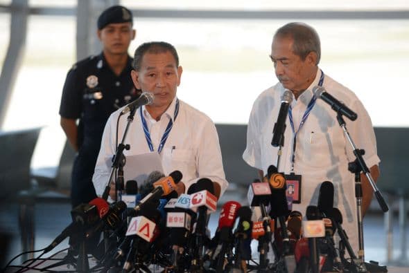 La declaración de Ahmad se produce después de que unos 200 familiares de los 154 pasajeros chinos del avión se manifestaran frente a la embajada de Malasia en Pekín para exigir "pruebas fehacientes" sobre el siniestro.