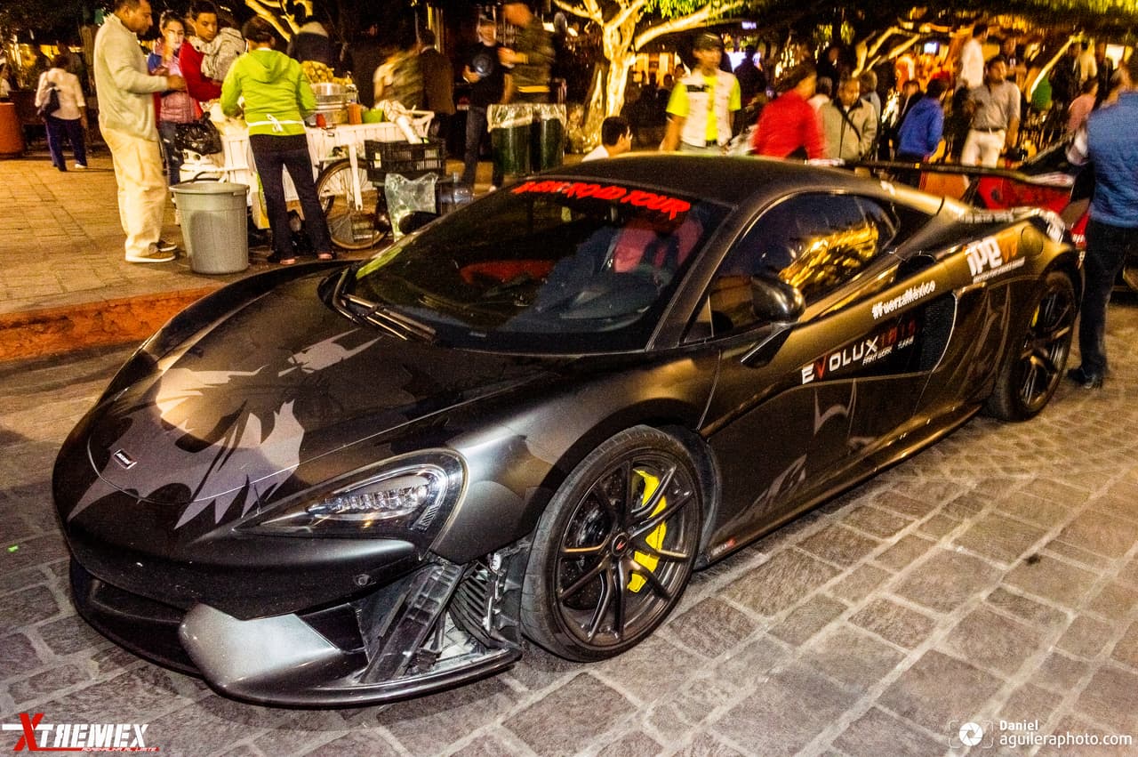 Un
<b> McLaren</b> personalizado por su dueño como el auto de Batman.