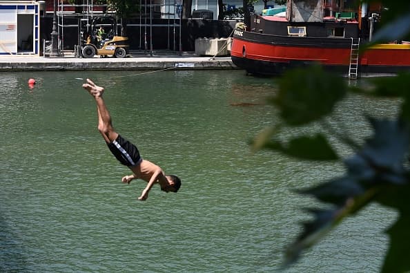 La ministra de salud francesa advirtió a la ciudadanía que disfruta de nadar en agua fría, hacerlo sólo en las áreas de baño públicas designadas. Agregó que cuatro personas se han ahogado en lo que va de la semana. En la fotografía se ve a un joven saltando en las aguas del Canal Saint-Martin, en París.