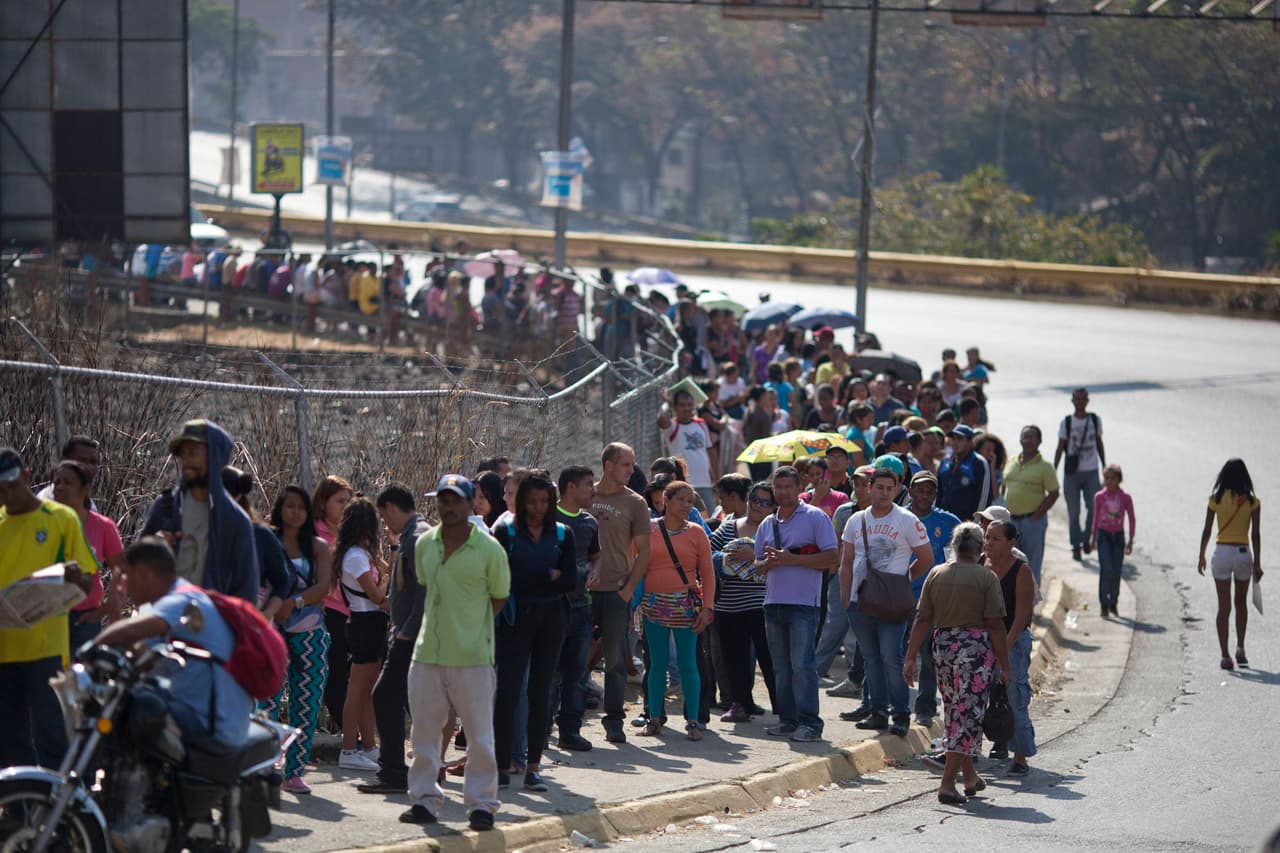 Gente hace cola para comprar productos a precios oficiales en Caracas, Venezuela, 19 de febrero de 2016. La oposición venezolana marchará el sábado 20 de febrero de 2016 para exigir la libertad de varios de sus líderes que se encuentran detenidos por el gobierno del presidente Nicolás Maduro, al cumplirse dos años del encarcelamiento de Leopoldo López acusado de instigar hechos violentos en 2014. (AP Foto/Ariana Cubillos)