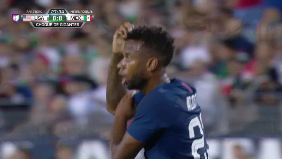 Tiro desviado de Kellyn Acosta