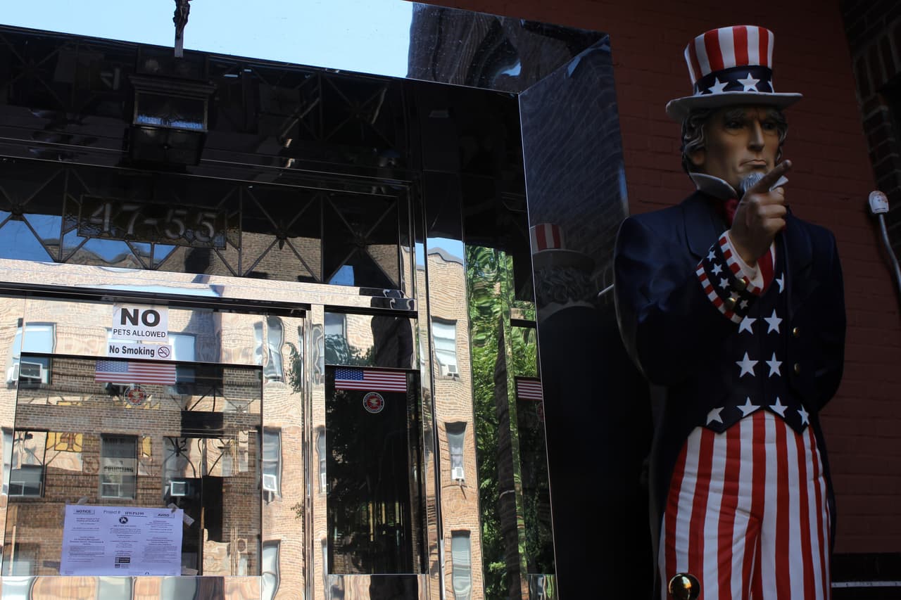 Una pequeña Charlottesville en Nueva York: Símbolos nazis y racistas atemorizan a los residentes de este edificio