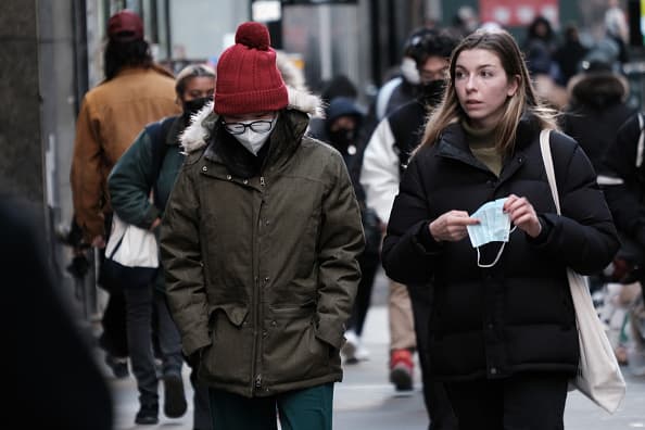 Nueva York pone fin al uso de mascarillas en lugares cerrados