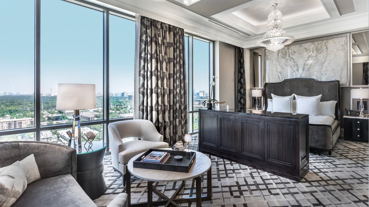 Si tu bolsillo te lo permite, el hotel 
<b><a href="https://www.thepostoakhotel.com/offers/packages/" target="_blank">The Post Oak</a></b> de Houston, tiene un especial de San Valentín. Disfruta de una habitación lujosa con una botella de Veuve Clicquot, un par de batas de seda, y por 250 dólares una comida y bebidas en uno de los restaurantes exclusivos y dos masajes en el spa. Los paquetes comienzan desde 5,000 y hasta 20,000 dólares.