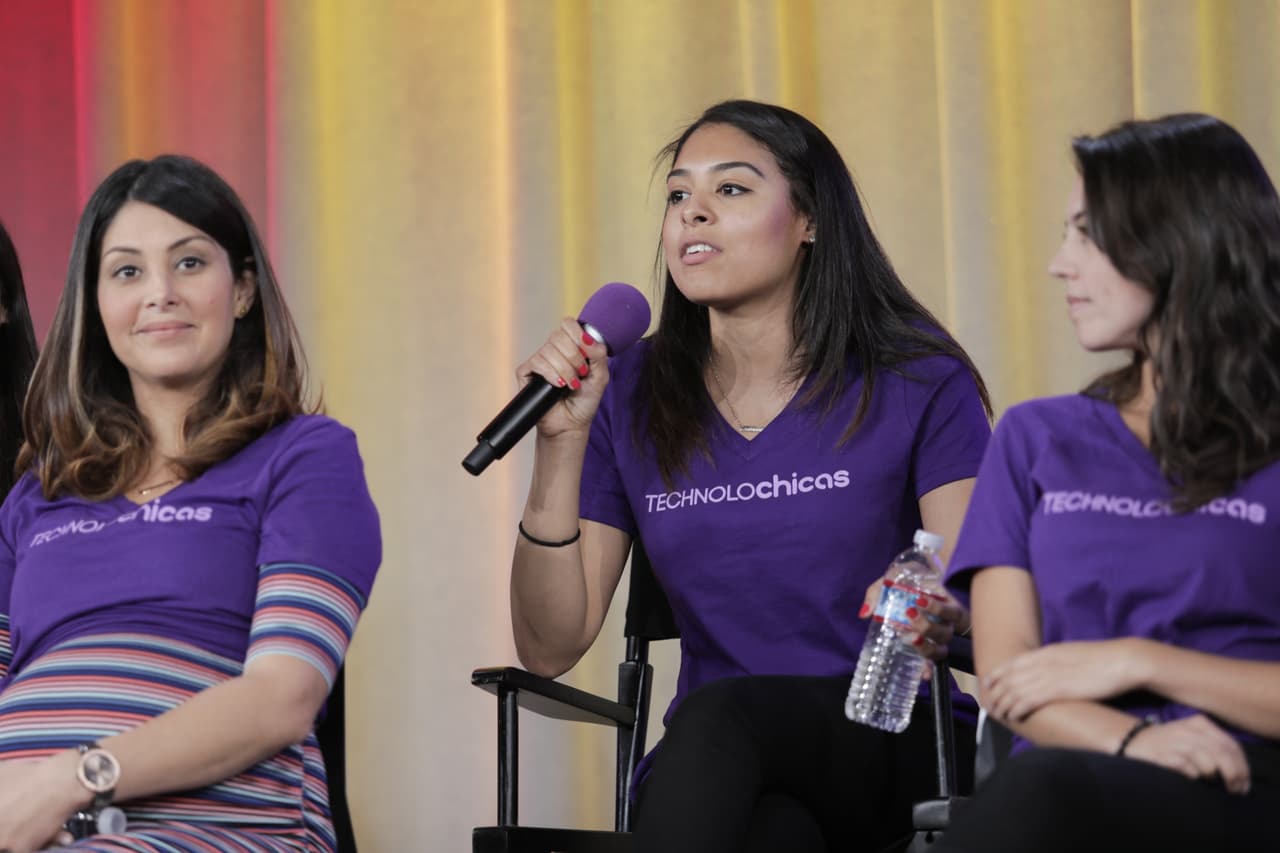 Las jóvenes profesionales participan en eventos con chicas locales, visitan escuelas y hablan en conferencias dirigidas a preadolescentes y adolescentes.