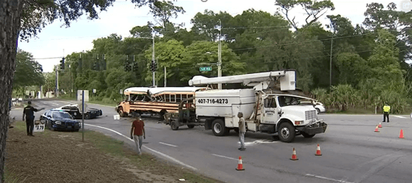 Otro autobús escolar que transportaba a estudiantes de Hagerty High School en el condado de Seminole tuvo un accidente vehicular la tarde del martes. Una niña de 16 años sufrió heridas graves, mientras que otra niña, un niño, ambos de 16 años y una mujer que manejaba el vehículo escolar, resultaron con lesiones leves.
<br>
<br>