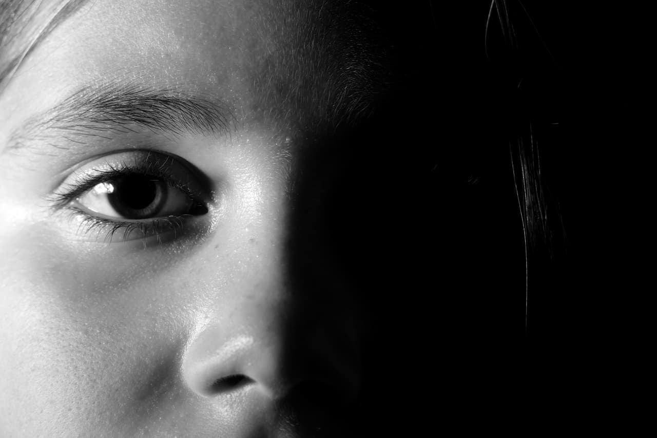 Otro tipo de problema que pueden sufrir los menores son los problemas dermatológicos. Estos pueden incluir los salpullidos frecuentes, llagas, acné severo, picor de piel (eczema) o la apariencia fácil de los moretones. En el caso de los problemas de piel, más de la tercera parte de los padecimientos son causados a raíz de la ruptura de los padres.