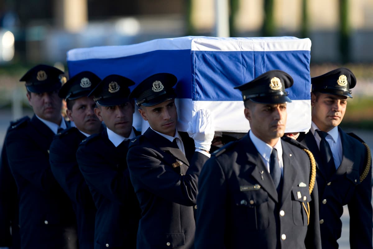 "No me imagino un tributo mejor a su vida que renovar nuestro compromiso con la paz que él creía posible", subrayó el presidente Barack Obama en un comunicado