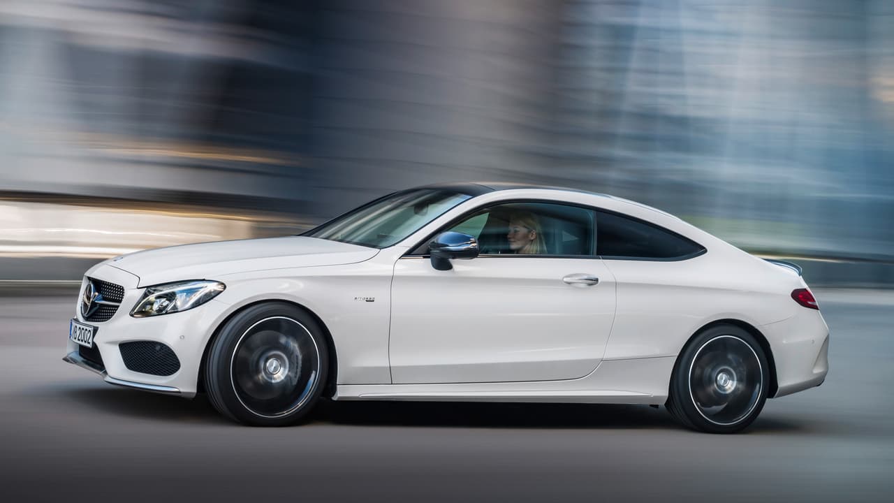 Esta coupe ofrece 362 HP y 384 lbs-pie de torque, con un motor V6 twin-turbo de 3.0 litros