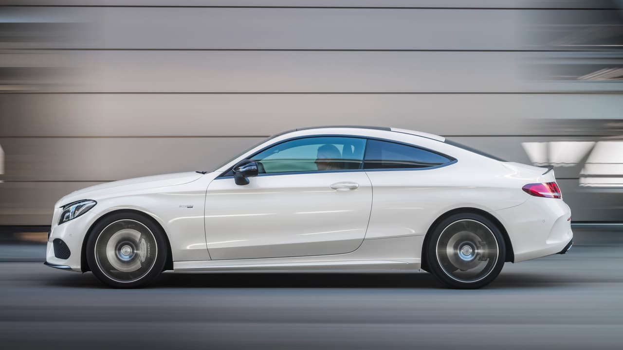 El aspecto exterior de este nuevo vehículo de la división de Daimler se inspira en el mencionado C63, exhibiendo un parachoques delantero con tomas de aire de considerable dimensión, detalles cromados en la parrilla y un alerón sutil en el sector trasero