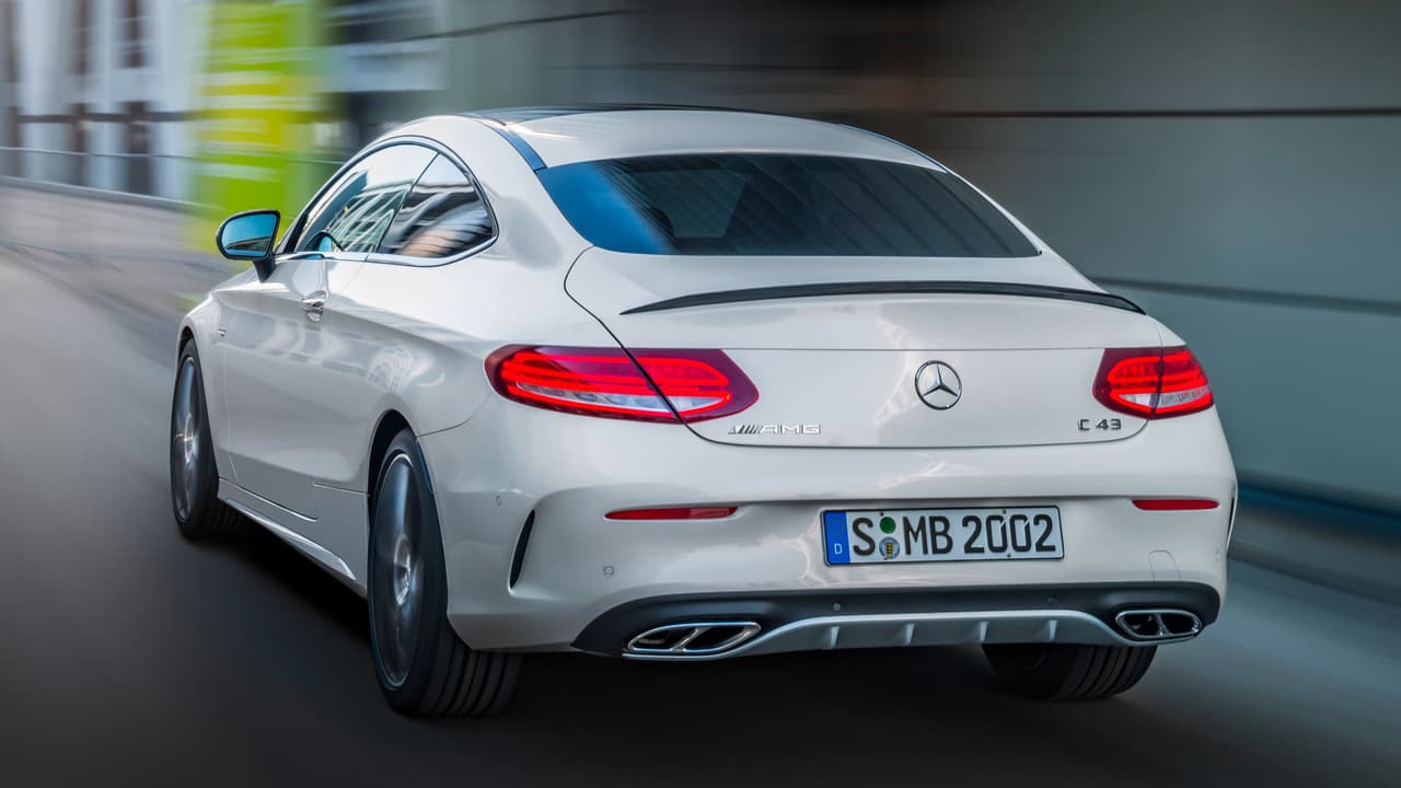 De serie, incluye un sistema de audio Burmester, techo solar panorámico, faros LED, asientos calefaccionados y cámara de visión trasera. . Entre los opcionales aparece un head-up display, una pantalla central de 8.4 pulgadas, cámara de visión en 360° y faros adaptativos