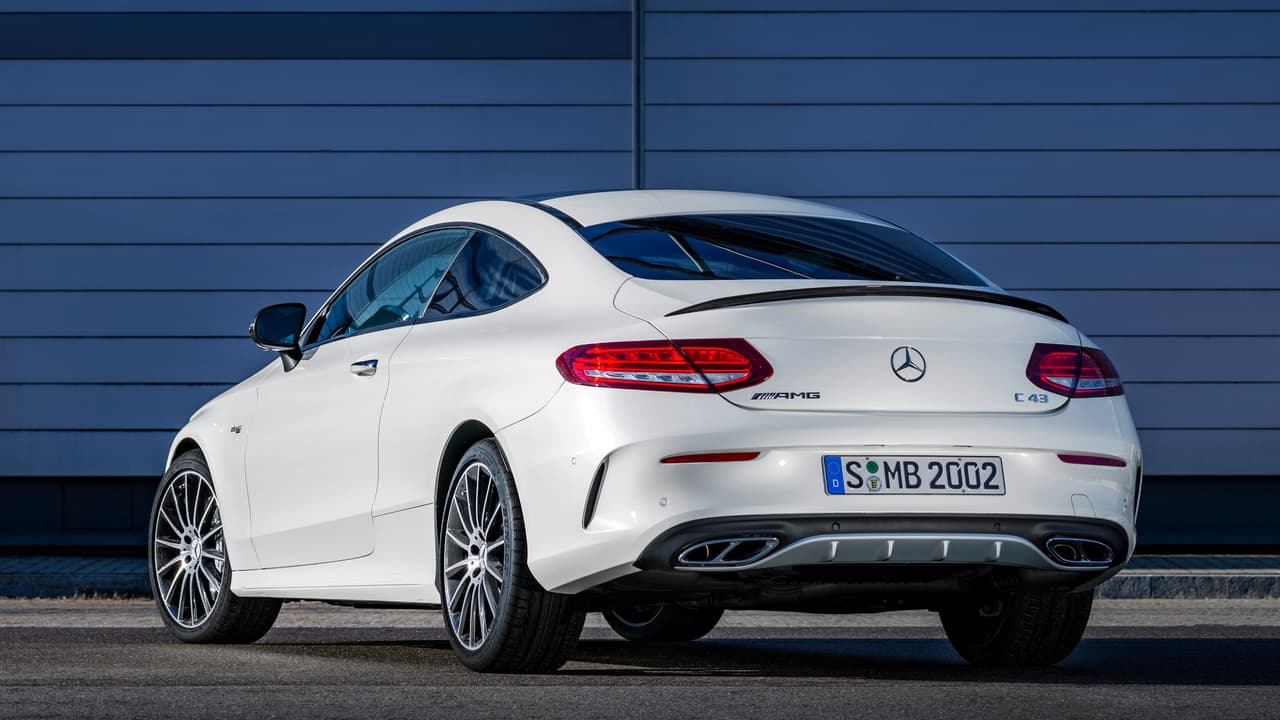 El deportivo de Mercedes-AMG llega con tracción en las cuatro ruedas, y cuenta con una transmisión automática de 9 velocidades