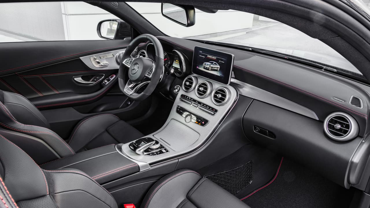 Los paneles de las puertas, el sector superior del tablero, la consola central e incluso los asientos, están recubiertos en cuero artificial