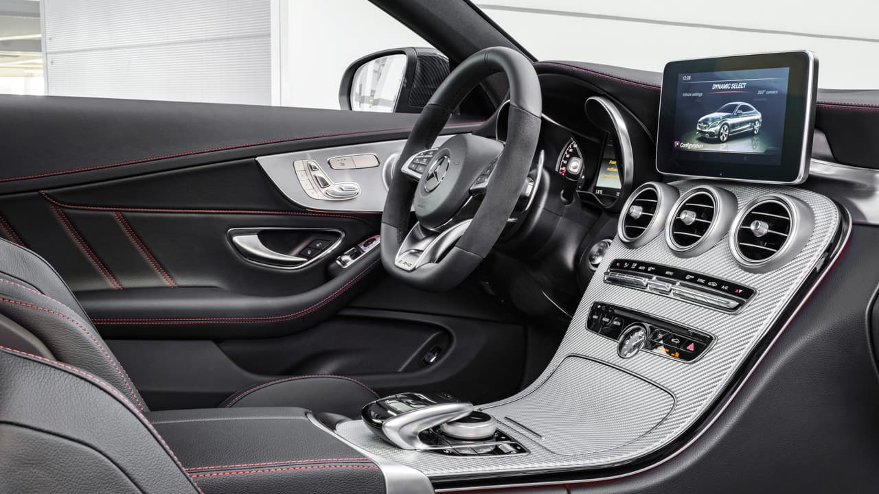 Al interior del C43 se advierten detalles en aluminio y resaltan los asientos, que son deportivos y cuentan con costuras en color rojo generando un notable contraste, mismo color para los cinturones de seguridad