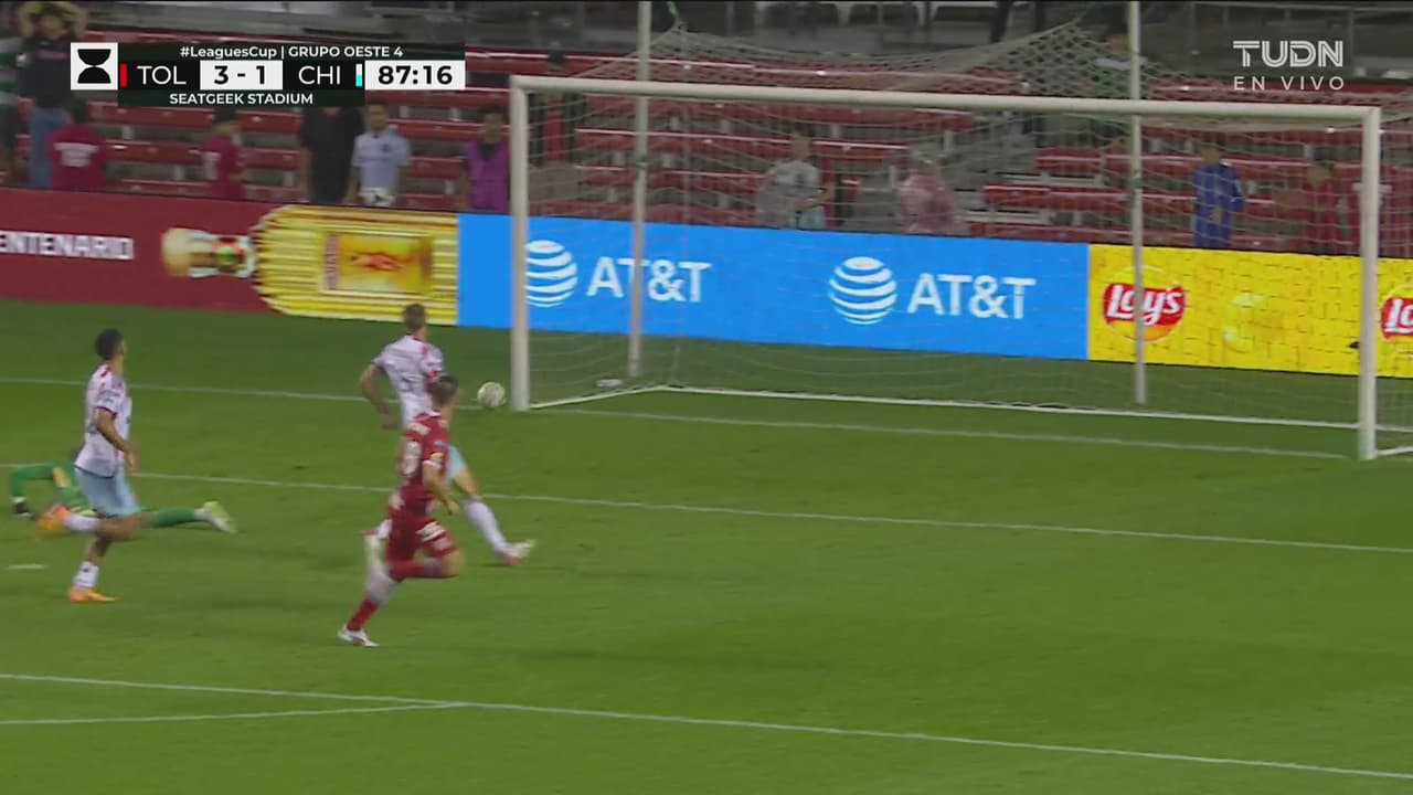 ¡Poste! Paulinho mete tiro y el metal del arco rechaza el esférico