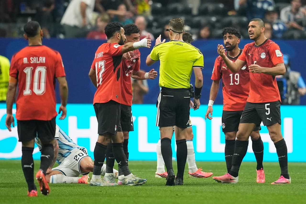 Jugadores egipcios protestan ante el árbitro durante el partido de octavos de final del Mundial de fútbol entre Argentina y Egipto en Atlanta, el martes 7 de julio de 2026. (Foto AP/Mike Stewart)
