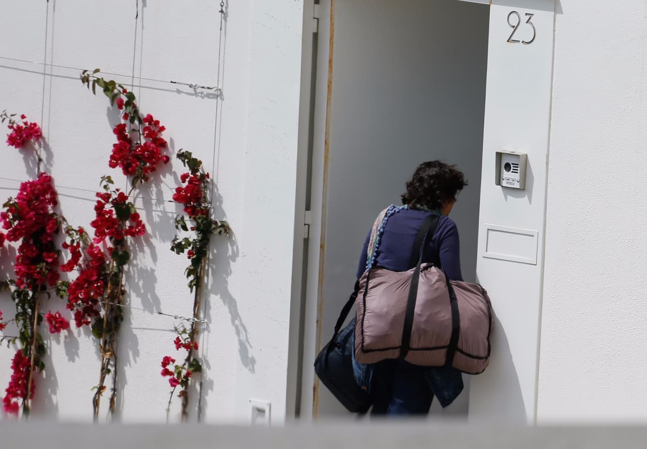 A las afueras de la mansión en la cual conviven Shakira, Gerard Piqué y sus hijos Sasha y Milan, los fans también han dejado flores.