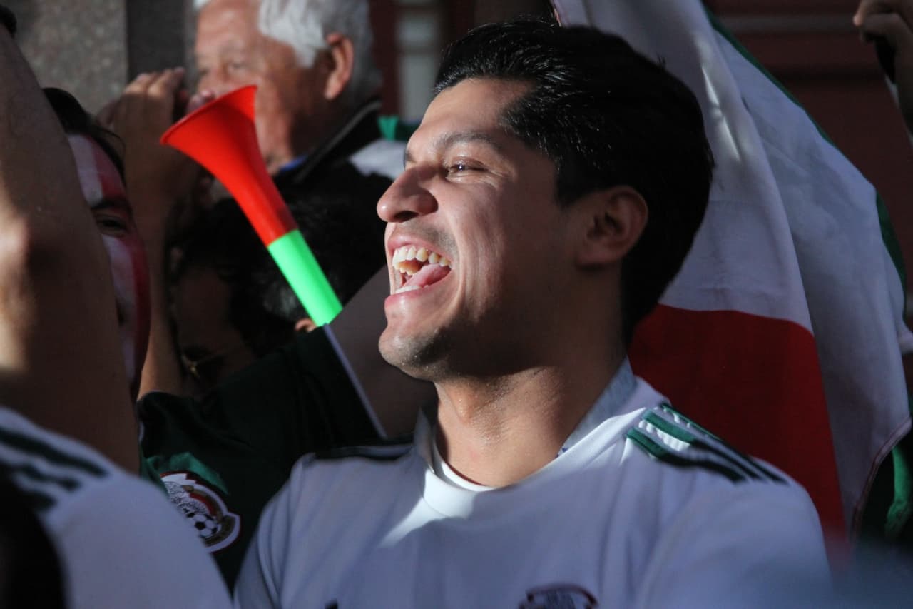 Tremendo jolgorio que armaron los aficionados mexicanos en la Plaza Roja en Moscú tras la gran victoria de la selección de México por 1-0 sobre Alemania. ¡Así festejaron! (Fotos: Ricardo Otero, enviado)