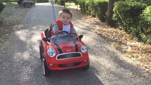 Es un intrépido galán al que, seguramente, le gustará la adrenalina como a su papá: "Feliz en su primer coche, gracias a sus tias arifans #Valesininstagram por este precioso regalo!! 😍💙🚗".