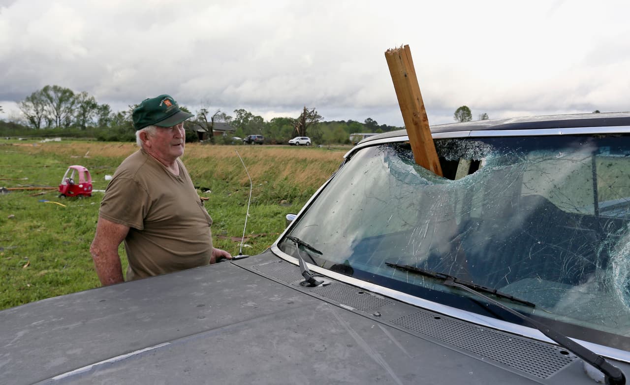 Un trozo de madera atravesó el parabrisas de la camioneta de este señor en Hamilton, Mississippi.