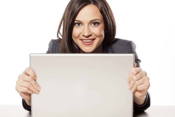 ¿Qué hacer? ¡Acuérdate de pestañear más! También es útil cambiar el foco con frecuencia, para reducir la fatiga visual.