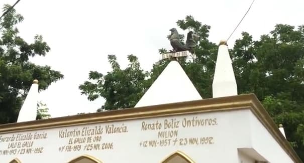 En el lugar donde el famoso 'Vale' reposa, se encuentran los restos de varios de sus parientes, incluido su papá Everardo el 'Gallo' Elizalde, reconocido cantante de regional en el norte de México.