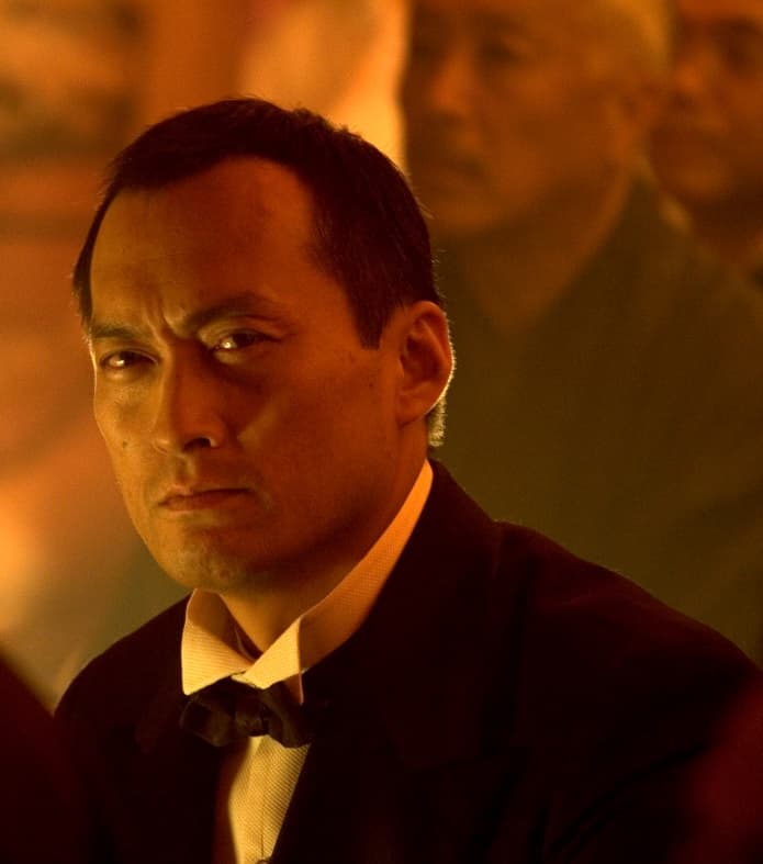 <h2 class="cms-H2-H2">Iwamura Ken - Ken Watanabe</h2>
<br>El galán de la cinta era el conocido 'Señor Presidente', quien en secreto estaba enamorado de Sayuri. Al final, logra confesarle sus sentimientos y cómo siempre estuvo ayudándola en secreto para que brillara como geisha.