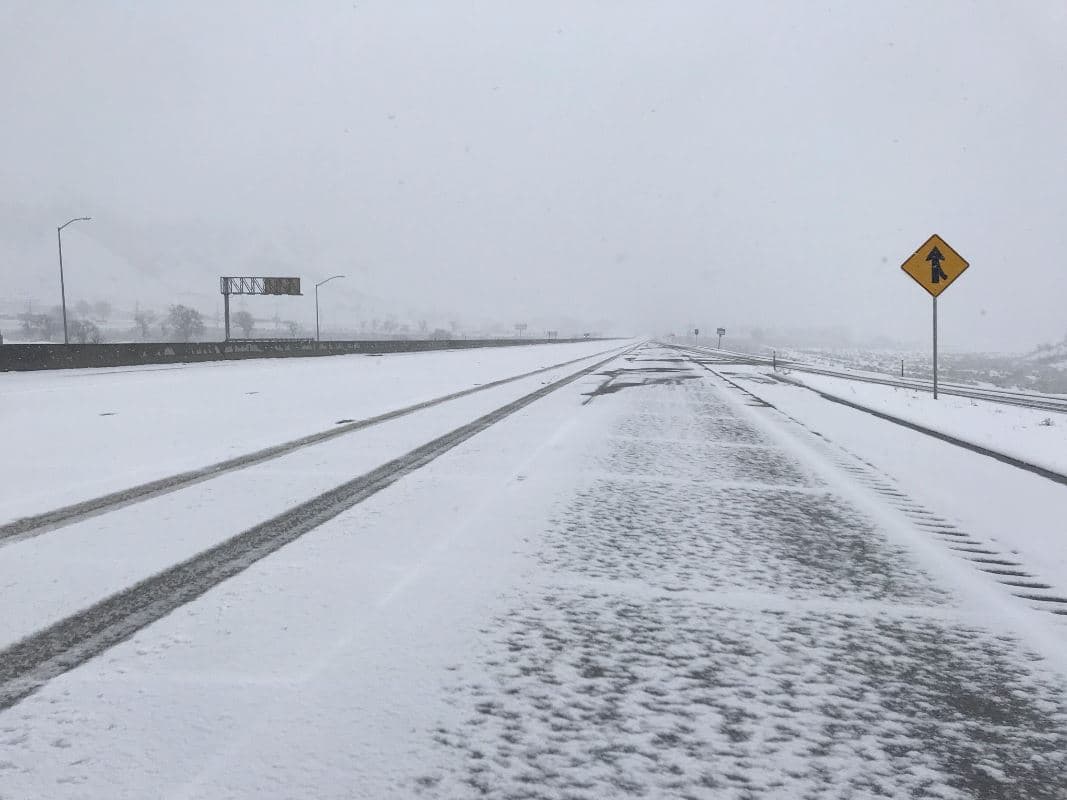 El Departamento de Transporte de California, informa que hay otras autopistas en Los Ángeles y Ventura que estarán cerradas por la tormenta, como la Ruta Estatal 2 en ambas direcciones entre Mt. Wilson Road/Red Box y Upper Big Tujunga Road y también estará cerrada entre Kratka ridge/ Snow Crest, hasta Big Pines.